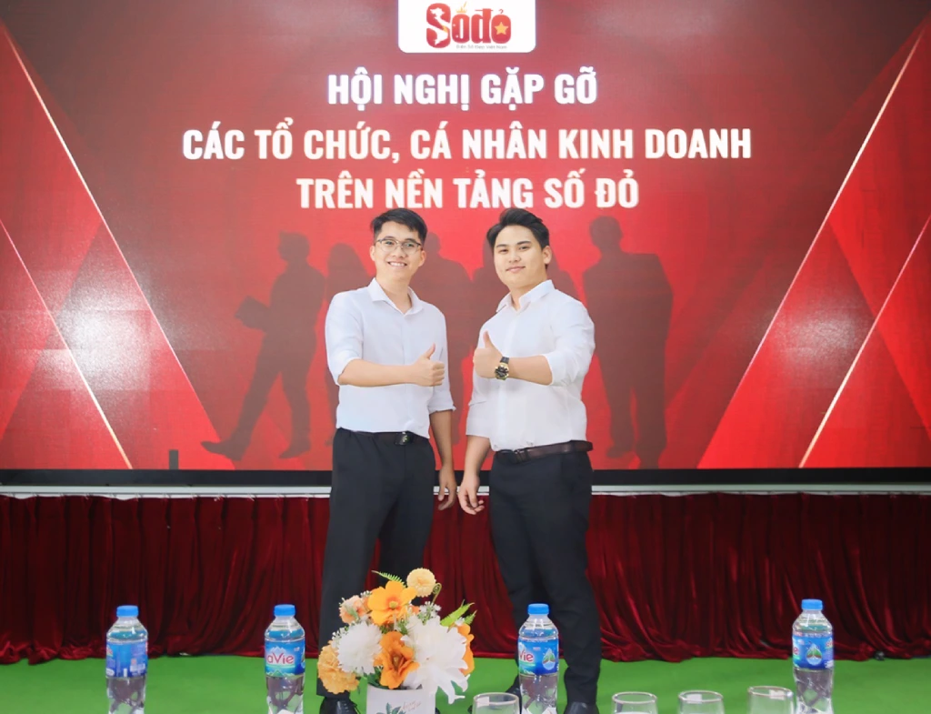 Đại diện Số Đỏ - ông Thành Nguyễn (phải) và đại diện hệ sinh thái GolfGroup - ông Tuấn Trọng